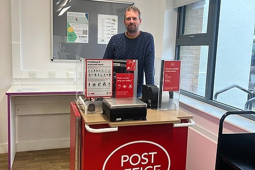 Photo of Cllr Hollyer with the temporary Post Office on wheels