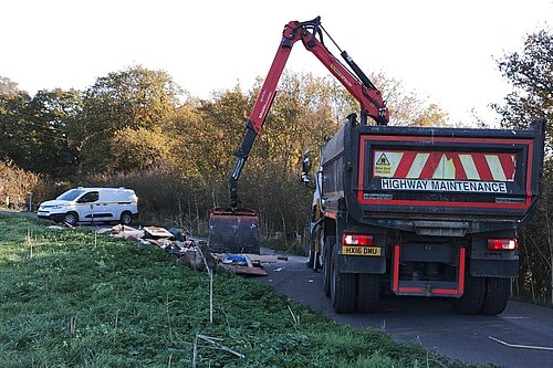 Brentwood Council Grab Lorry Clearing FlyTip on Hall Lane, Shenfield