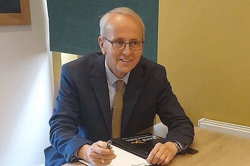 Cllr Kendall listens