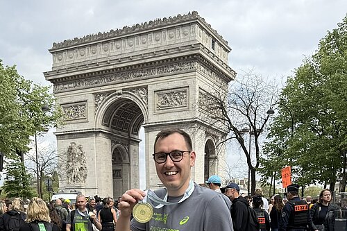 Tom Gordon stood with his medal at the Paris Marathon